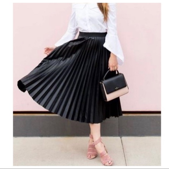 ✨MADE IN ITALY✨Chic pleated faux leather skirt - Picture 2 of 5